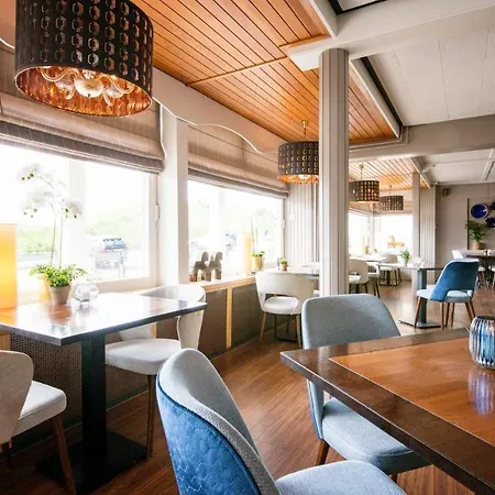 מלון Strandhotel De Vassy 3*